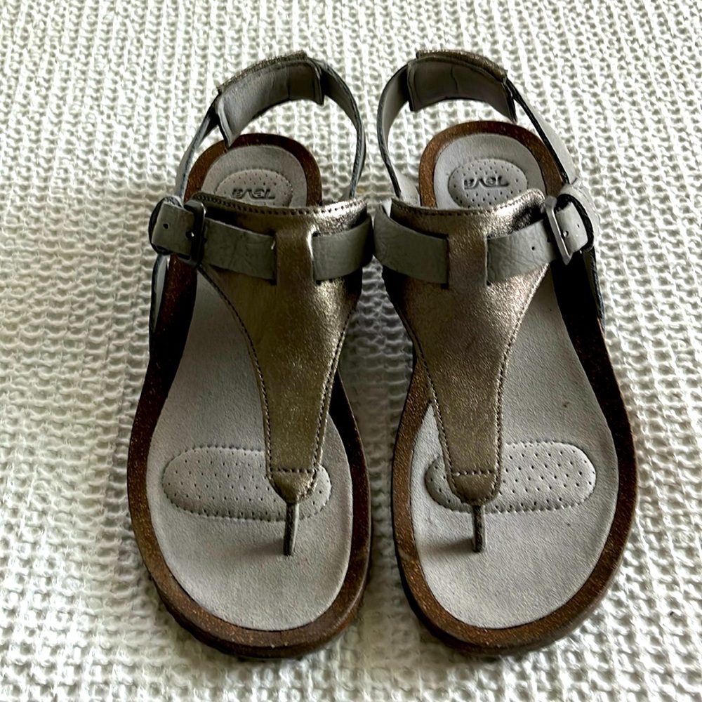 NWOT TEVA MAHONIA 3-POINT Women’s 7.5 Metallic Pewter Gray Velcro Casual Sandals